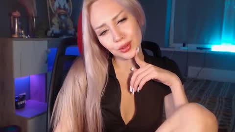 Whitekittykitten online show from 11/22/25, 01:43