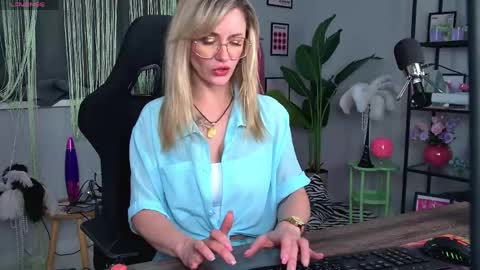 Snapshot of whitneypunnch chatting on 05/13/26, 11:40 whitneypunnch online show from 05/13/26, 11:40