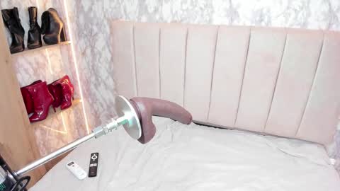 whitneyyfox online show from 09/14/25, 10:53