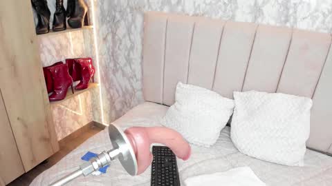 whitneyyfox online show from 09/22/25, 11:07