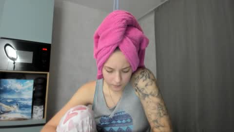 Veronica online show from 10/22/25, 07:57