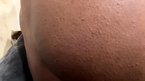 Snapshot of whyou12 chatting on 11/22/25, 01:43 whyou12 online show from 11/22/25, 01:43