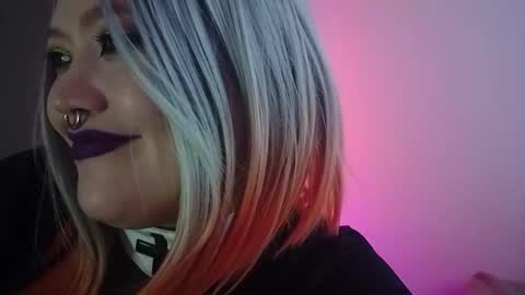 Snapshot of wickedxqueen chatting on 11/17/25, 06:52 Laura online show from 11/17/25, 06:52