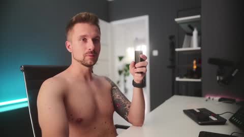 Snapshot of wiesiek0809 chatting on 12/28/24, 11:09 NiceeeCock online show from 12/28/24, 11:09