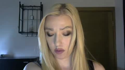 Snapshot of wild_silk_desire chatting on 01/21/25, 11:35 Alina online show from 01/21/25, 11:35