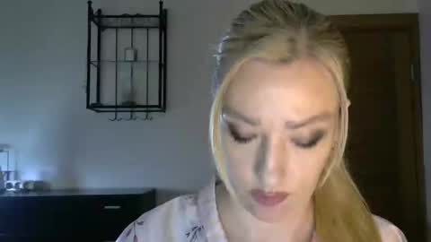 Snapshot of wild_silk_desire chatting on 01/27/25, 11:22 Alina online show from 01/27/25, 11:22
