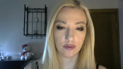 Snapshot of wild_silk_desire chatting on 01/31/25, 08:32 Alina online show from 01/31/25, 08:32
