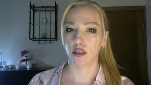 Snapshot of wild_silk_desire chatting on 02/08/25, 02:27 Alina online show from 02/08/25, 02:27