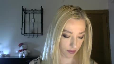 Snapshot of wild_silk_desire chatting on 02/14/25, 08:21 Alina online show from 02/14/25, 08:21