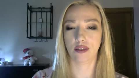 Snapshot of wild_silk_desire chatting on 02/14/25, 11:31 Alina online show from 02/14/25, 11:31