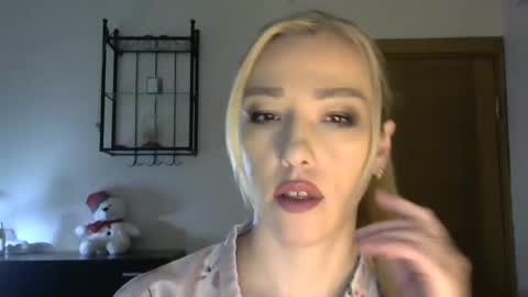 Snapshot of wild_silk_desire chatting on 02/15/25, 08:22 Alina online show from 02/15/25, 08:22