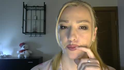Snapshot of wild_silk_desire chatting on 02/15/25, 02:33 Alina online show from 02/15/25, 02:33