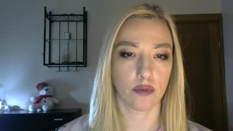Snapshot of wild_silk_desire chatting on 02/19/25, 11:28 Alina online show from 02/19/25, 11:28