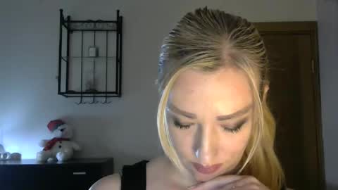 Snapshot of wild_silk_desire chatting on 02/21/25, 12:50 Alina online show from 02/21/25, 12:50