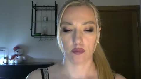 Snapshot of wild_silk_desire chatting on 02/28/25, 02:42 Alina online show from 02/28/25, 02:42