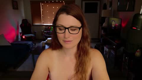 Snapshot of wildsouthernpeach chatting on 10/14/25, 03:24 Ivy online show from 10/14/25, 03:24