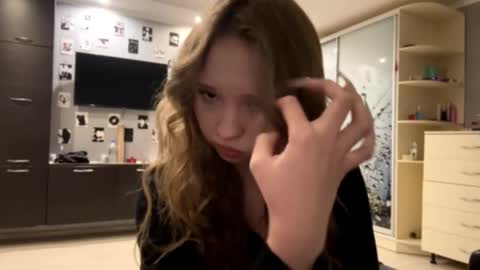 Snapshot of willenasow chatting on 12/22/25, 07:11 Olivia online show from 12/22/25, 07:11