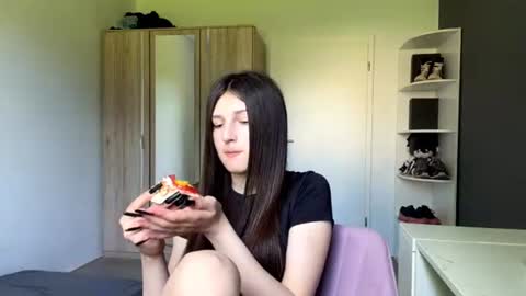 Snapshot of williemaemeachem chatting on 06/22/26, 10:01 Mari online show from 06/22/26, 10:01