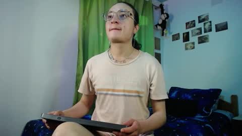 Snapshot of willmonkey chatting on 10/26/25, 02:39 willmonkey online show from 10/26/25, 02:39