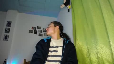 Snapshot of willmonkey chatting on 11/26/25, 02:23 willmonkey online show from 11/26/25, 02:23