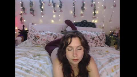 Snapshot of wingardiumleveveosa chatting on 05/12/26, 10:18 Eevie online show from 05/12/26, 10:18