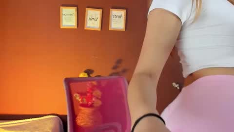 Wini Fer online show from 11/28/25, 01:14