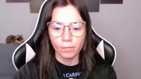 Snapshot of wolfs_daughter chatting on 04/26/26, 01:36 Alex online show from 04/26/26, 01:36