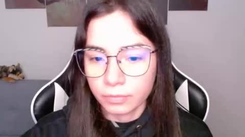 Snapshot of wolfs_daughter chatting on 05/03/26, 01:33 Alex online show from 05/03/26, 01:33