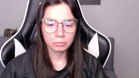 Snapshot of wolfs_daughter chatting on 05/08/26, 04:07 Alex online show from 05/08/26, 04:07