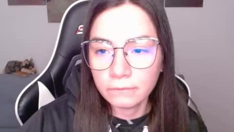 Snapshot of wolfs_daughter chatting on 05/20/26, 01:12 Alex online show from 05/20/26, 01:12