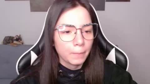 Snapshot of wolfs_daughter chatting on 05/22/26, 01:24 Alex online show from 05/22/26, 01:24