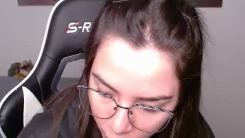 Snapshot of wolfs_daughter chatting on 06/03/26, 01:19 Alex online show from 06/03/26, 01:19