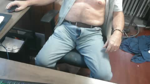 Snapshot of woodworker6473 chatting on 06/24/26, 11:04 woodworker6473 online show from 06/24/26, 11:04
