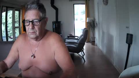 Snapshot of woodwurm chatting on 07/01/26, 04:14 woodwurm and Snoeske online show from 07/01/26, 04:14