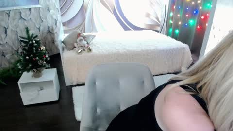 Snapshot of wow_co chatting on 12/12/24, 11:25 wow_co online show from 12/12/24, 11:25