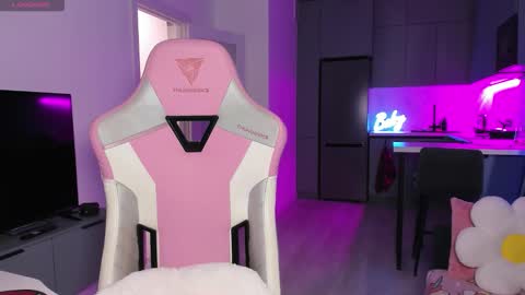 Emi online show from 12/18/25, 04:02