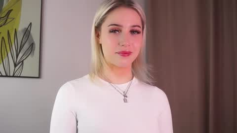 Snapshot of wymonelly chatting on 02/18/26, 12:23 Lily online show from 02/18/26, 12:23