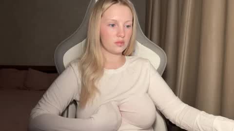 Snapshot of x__ivy_x chatting on 11/19/25, 04:18 eva online show from 11/19/25, 04:18