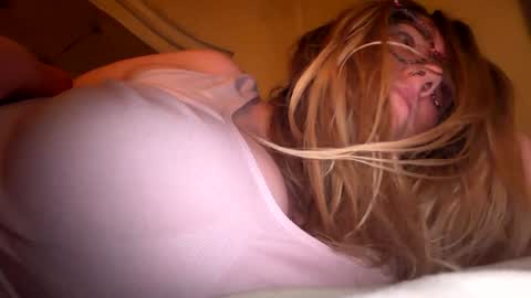 Snapshot of x_dreamgirl_x chatting on 05/03/26, 05:35 Mariah online show from 05/03/26, 05:35