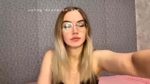 Snapshot of xelindria chatting on 12/22/25, 06:43 Helen online show from 12/22/25, 06:43