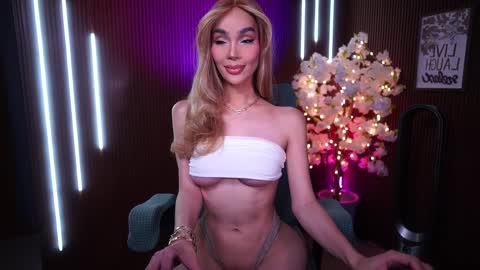 Snapshot of xforyoureyesonlyx chatting on 02/12/26, 01:55 Anne online show from 02/12/26, 01:55