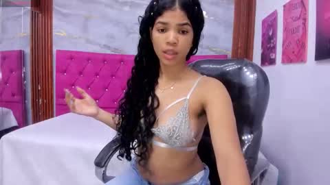 Snapshot of ximena_ruiz18 chatting on 06/04/26, 12:55 Ximena Ruiz online show from 06/04/26, 12:55