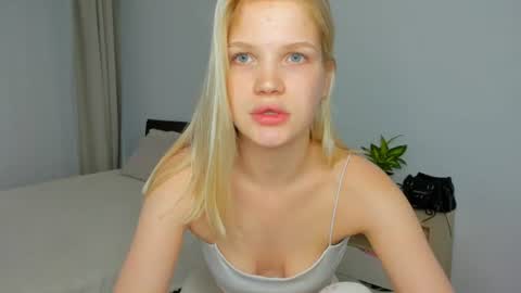 Snapshot of xloe_queen chatting on 06/23/26, 07:39 Chloe online show from 06/23/26, 07:39