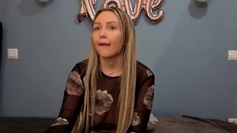 Snapshot of xsexycouples chatting on 02/28/25, 03:48 AnnaMaee online show from 02/28/25, 03:48