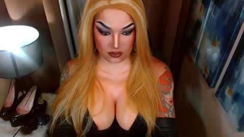 Snapshot of xshadowseductressmitchx chatting on 11/25/25, 02:22 Cattaleya online show from 11/25/25, 02:22