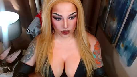 Snapshot of xshadowseductressmitchx chatting on 11/30/25, 07:56 Cattaleya online show from 11/30/25, 07:56