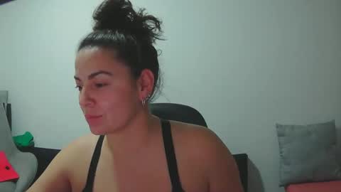 Snapshot of xxbeyotaxx chatting on 10/15/25, 01:17 beyota online show from 10/15/25, 01:17