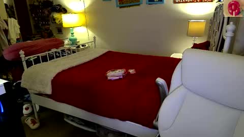 Strawberry Jane online show from 11/28/25, 07:11