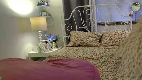 Strawberry Jane online show from 04/10/26, 02:50