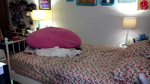 Strawberry Jane online show from 04/25/26, 05:21